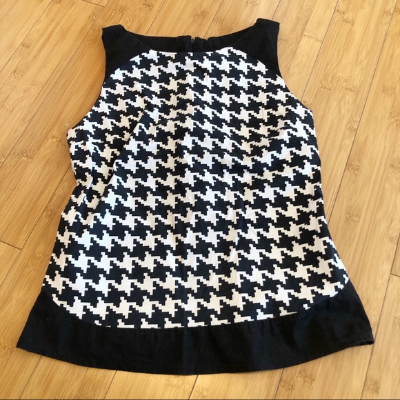 H&M Tops - H&M black and white cubic blouse